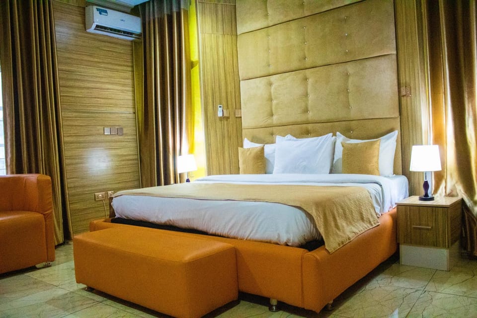 Bed, Seating area, air conditioner
