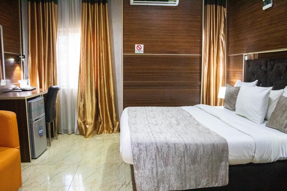 Bed, Seating area, air conditioner