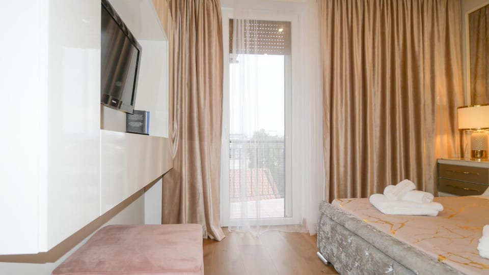 Bed, TV and multimedia, Photo of the whole room, Bedroom, towels