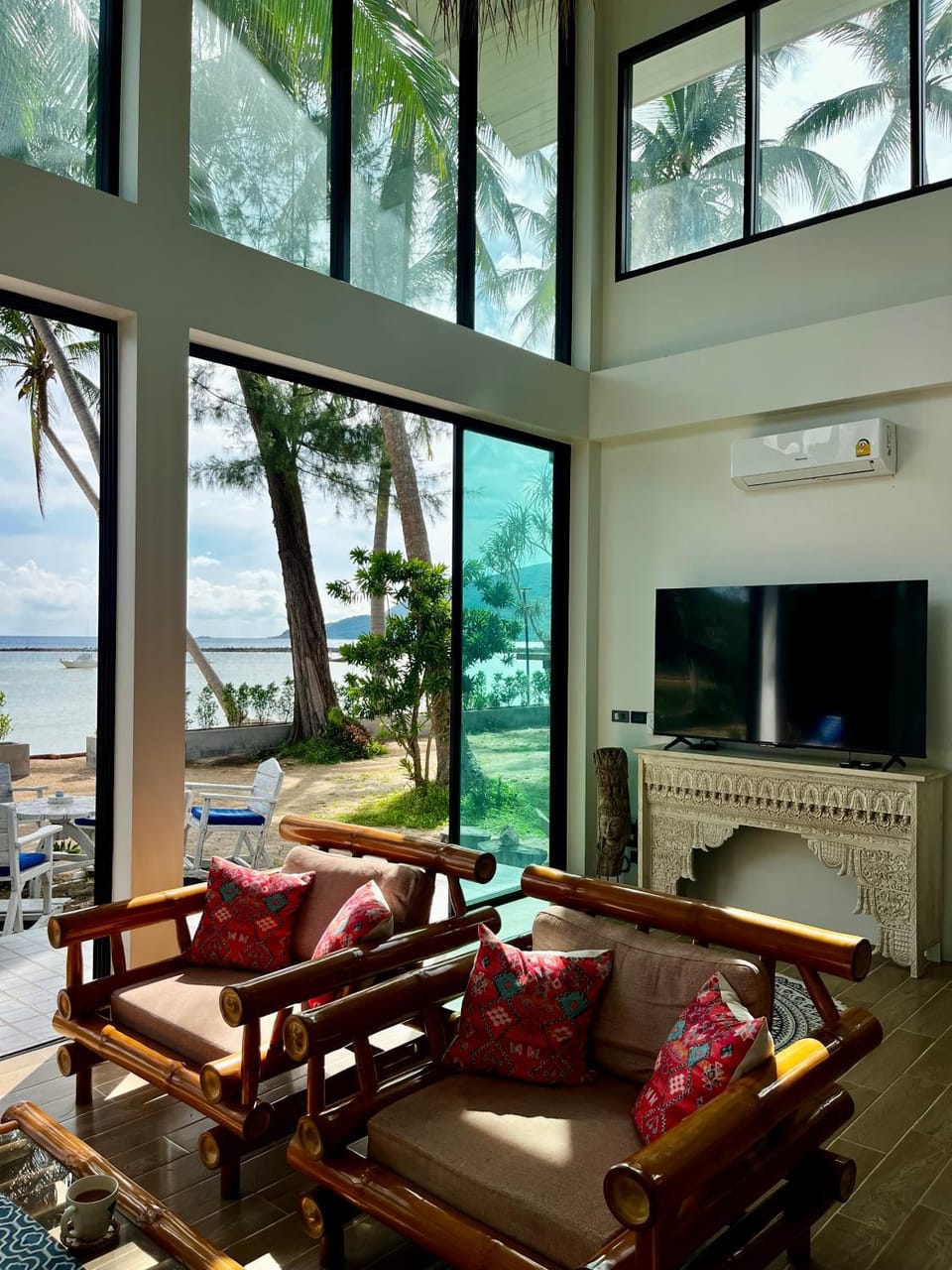 Natural landscape, TV and multimedia, Living room, Seating area, Sea view