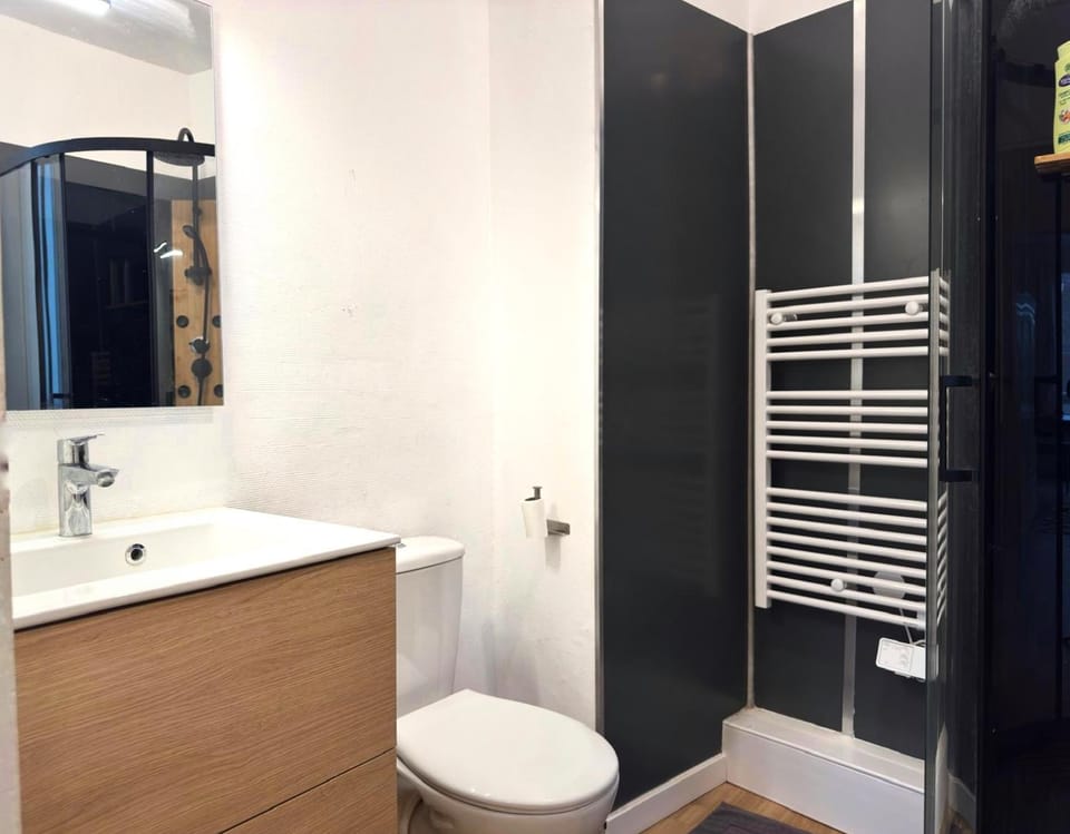 Shower, Toilet, Bathroom