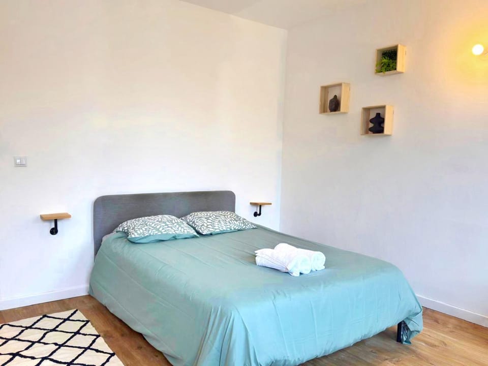Bed, Photo of the whole room, Bedroom, towels