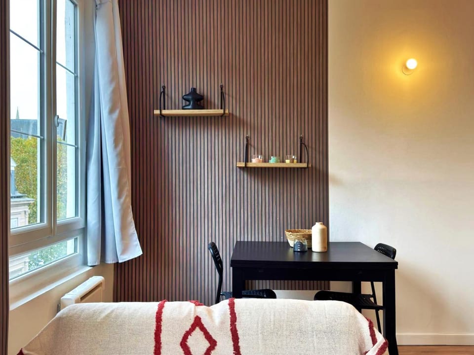 Bed, Living room, Photo of the whole room, Seating area, Dining area, Bedroom