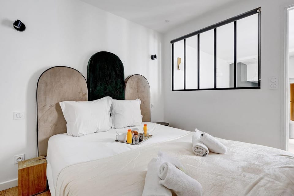 Bed, Food and drinks, Photo of the whole room, Bedroom, towels