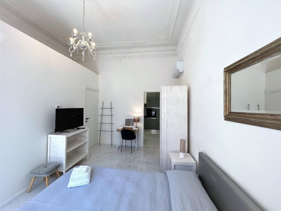 Communal lounge/ TV room, Bed, TV and multimedia, Decorative detail, Bedroom, wardrobe, air conditioner