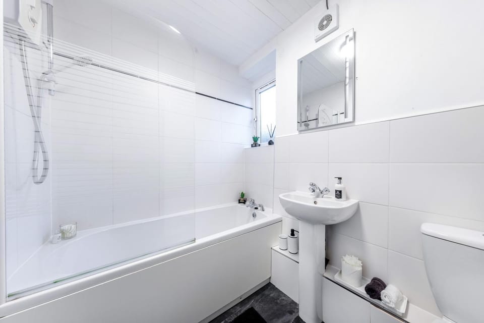 Cosy 3 bed flat in Kings Park Apartment in Glasgow