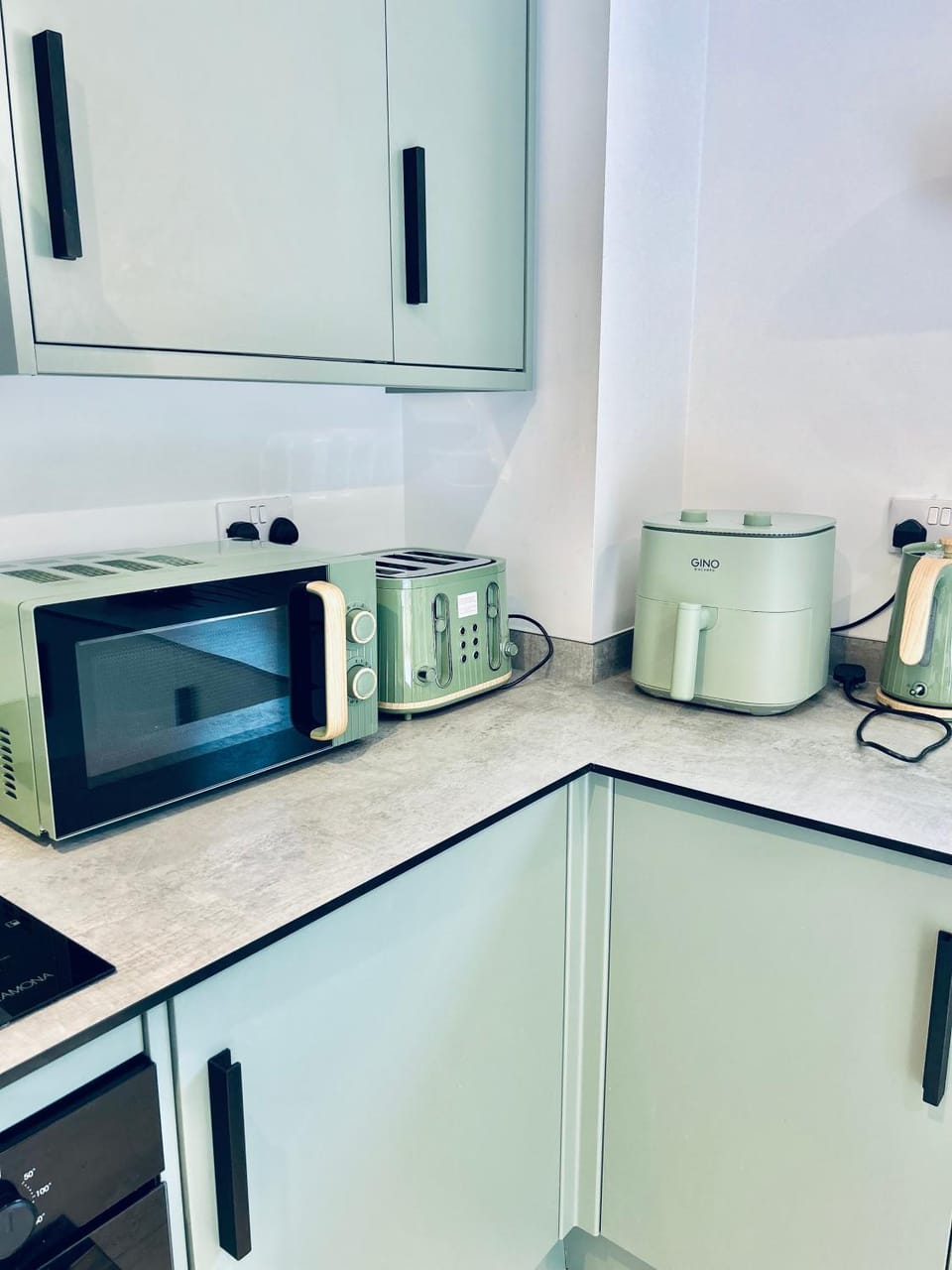 Coffee/tea facilities, Kitchen or kitchenette, microwave, oven, stove, toaster, kitchen