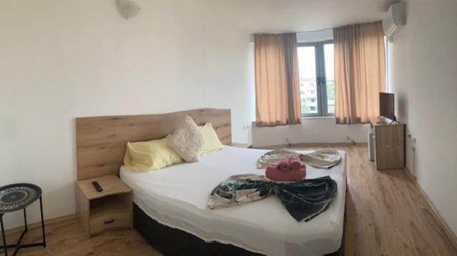 Bed, Photo of the whole room, Seating area, towels