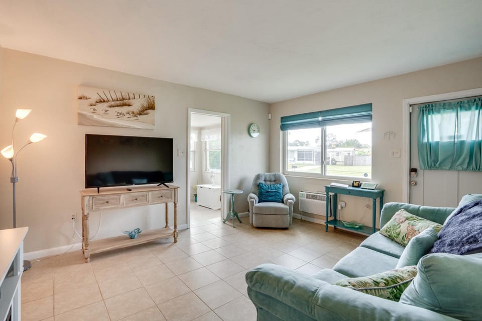 Relax in Hot Tub, Walk to Springs: North Port Home House in North Port