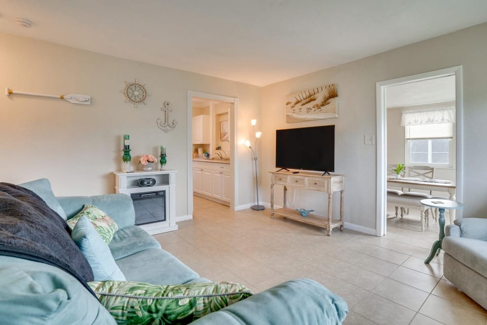 Relax in Hot Tub, Walk to Springs: North Port Home House in North Port
