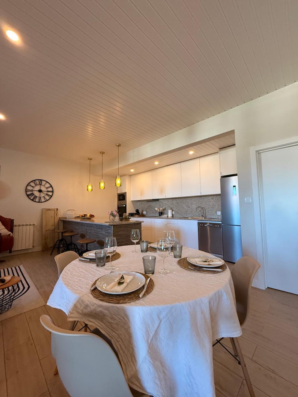Kitchen or kitchenette, Living room, Seating area, Dining area