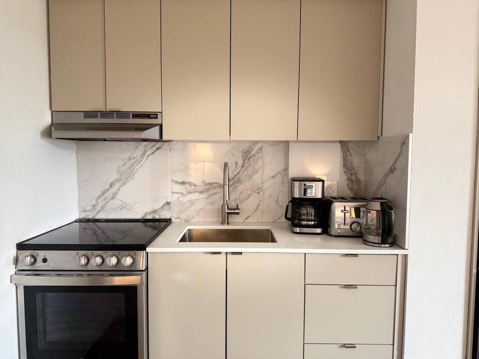 Coffee/tea facilities, Kitchen or kitchenette, stove, toaster
