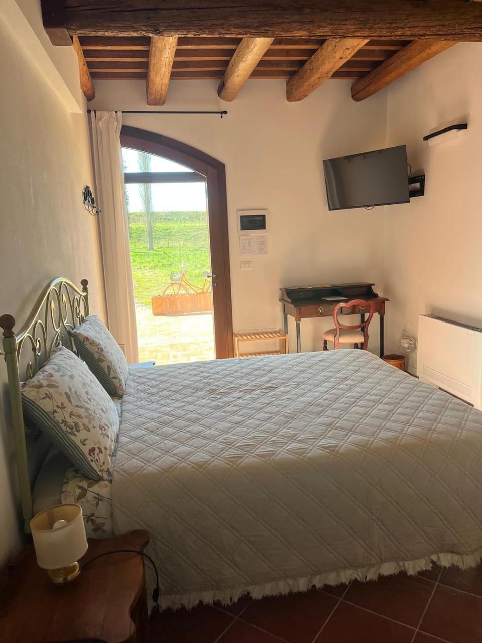 Bed, TV and multimedia, Bedroom, Garden view