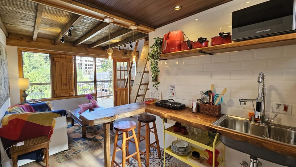 Kitchen or kitchenette, Seating area, Dining area, stove