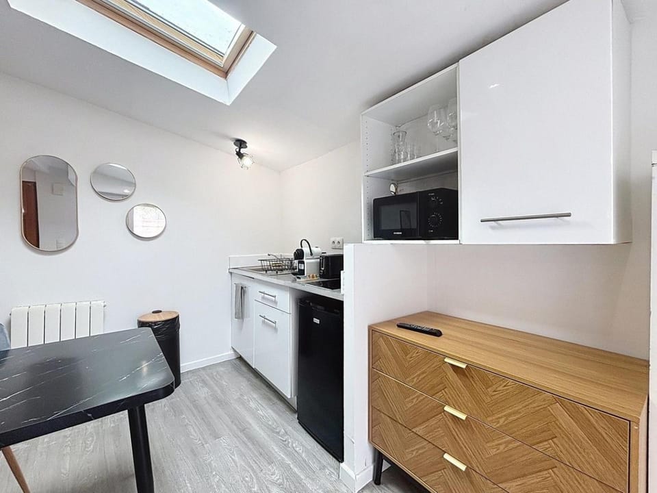 Coffee/tea facilities, Kitchen or kitchenette, microwave, kitchen