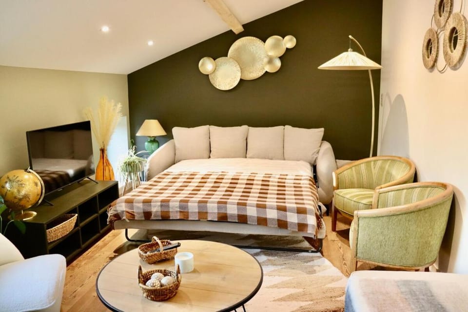 Bed, Living room, Seating area