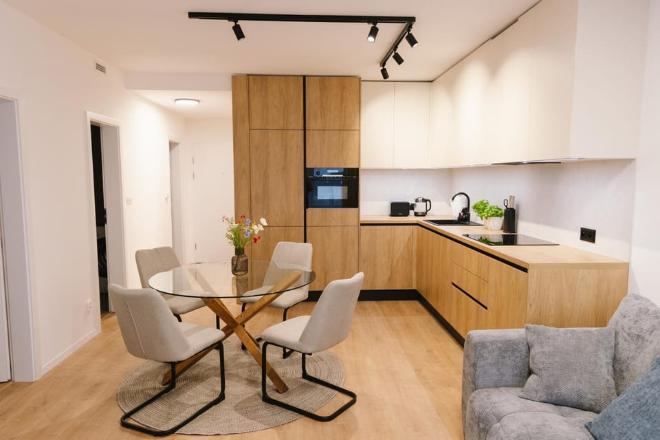 Coffee/tea facilities, Kitchen or kitchenette, Dining area, oven