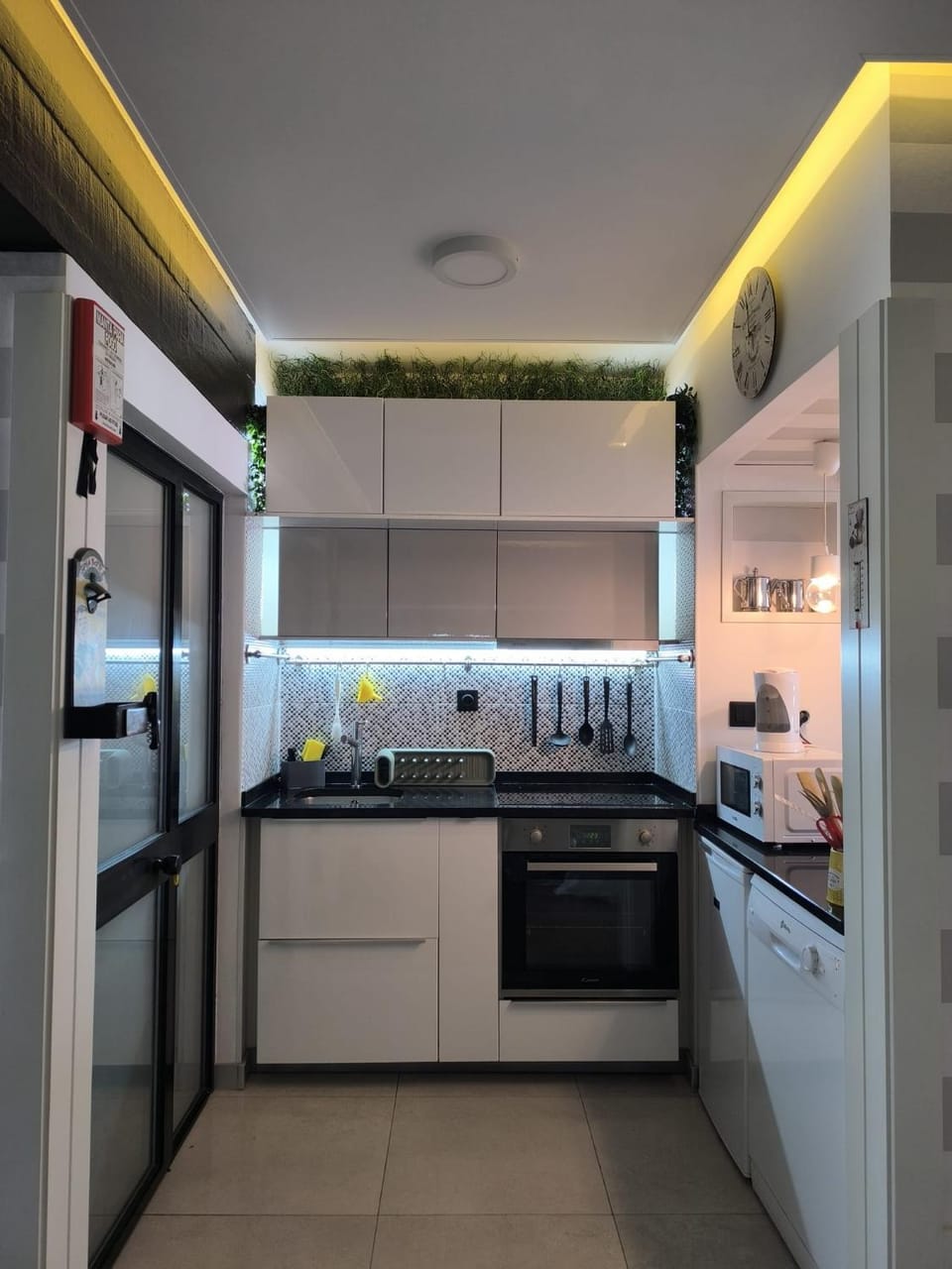Coffee/tea facilities, Kitchen or kitchenette, dishwasher, microwave, oven, stove, toaster