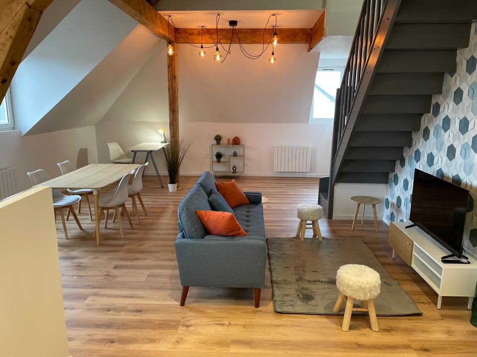 TV and multimedia, Living room, Seating area, Dining area