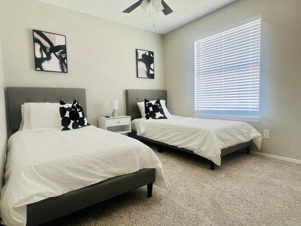 6 Bedroom Home with Pool, Centrally Located House in The Colony