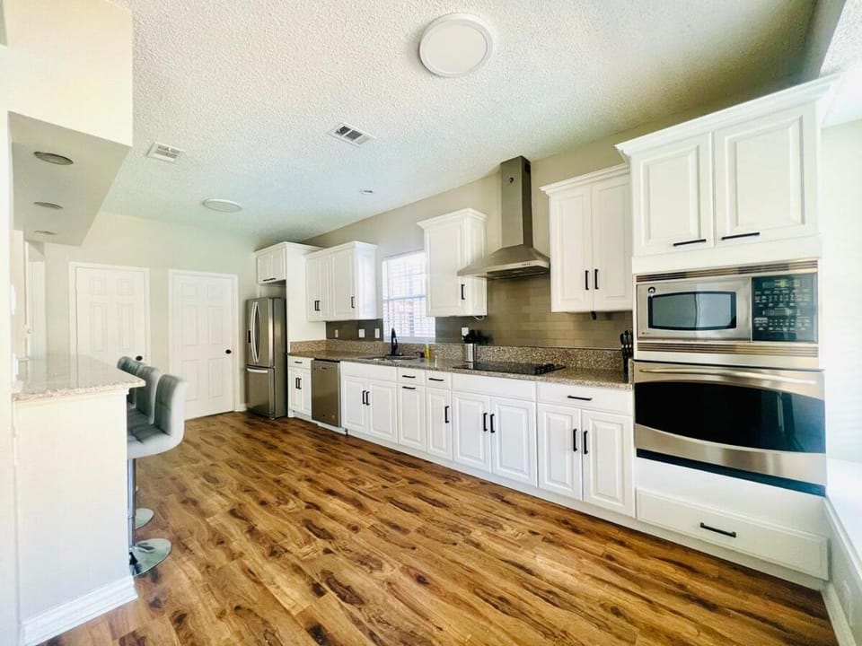 6 Bedroom Home with Pool, Centrally Located House in The Colony