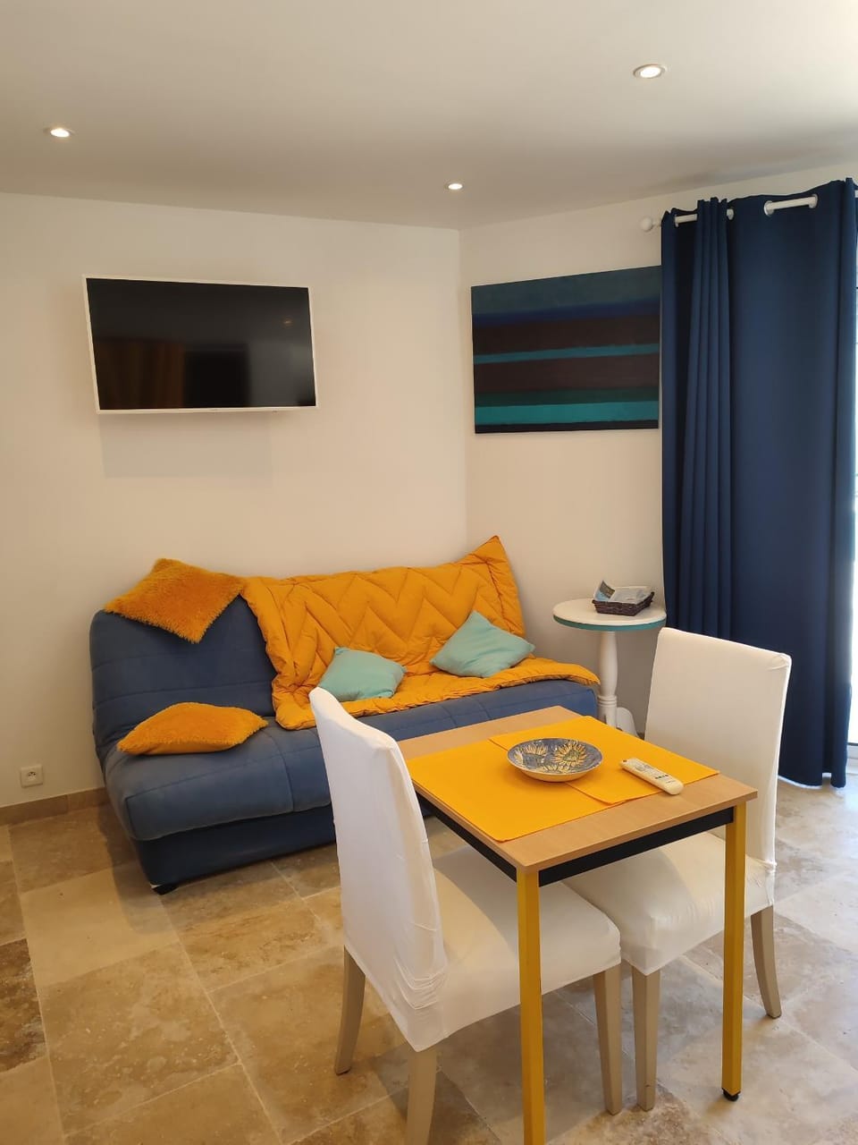 TV and multimedia, Living room, Seating area, Dining area, air conditioner