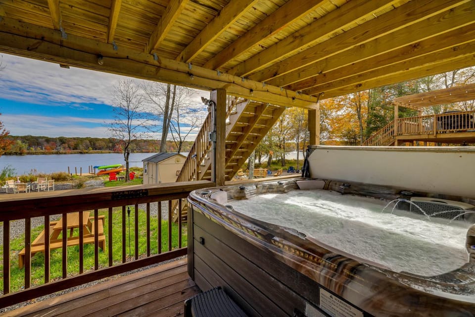 Lakefront Pocono Retreat w/ Hot Tub & Movie Hub House in Coolbaugh Township