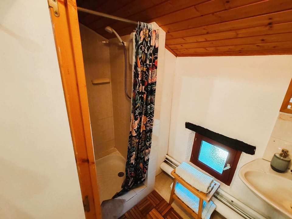 1 Bed Cottage - Sleeps 2 - Pool - Parking - Wifi House in Nouvelle-Aquitaine