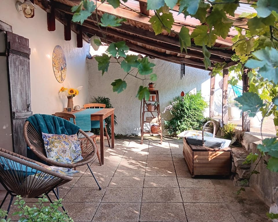 1 Bed Cottage - Sleeps 2 - Pool - Parking - Wifi House in Nouvelle-Aquitaine
