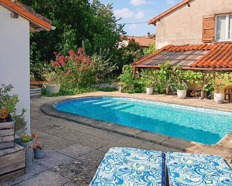 1 Bed Cottage - Sleeps 2 - Pool - Parking - Wifi House in Nouvelle-Aquitaine