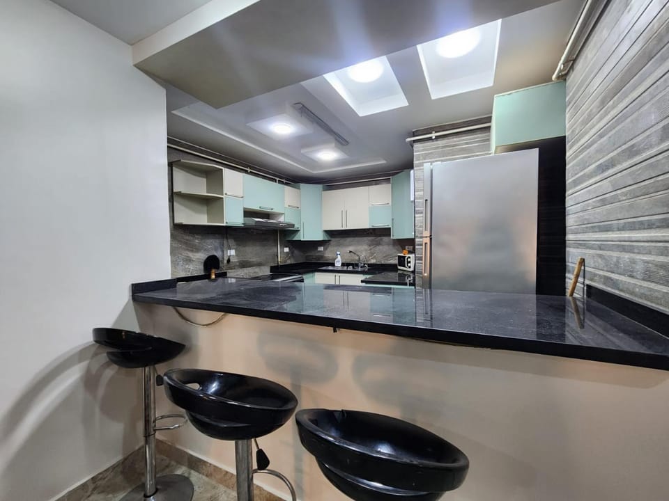 Kitchen or kitchenette, Dining area, minibar, oven, stove
