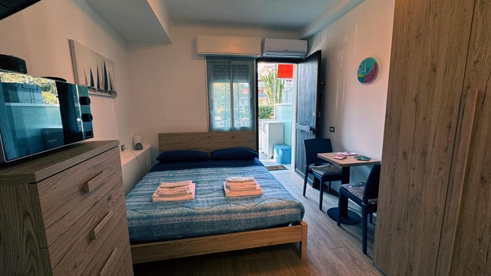 Bed, TV and multimedia, Photo of the whole room, Seating area, Bedroom