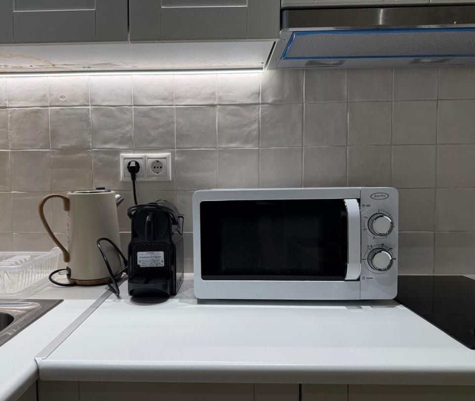 Coffee/tea facilities, microwave