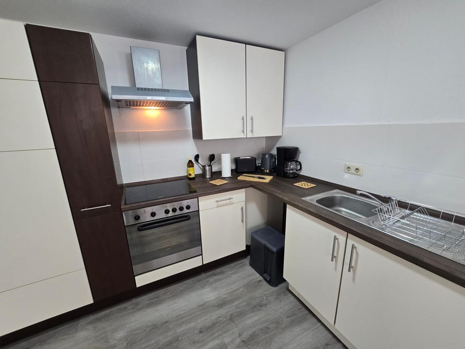 Coffee/tea facilities, Kitchen or kitchenette, oven, stove, toaster