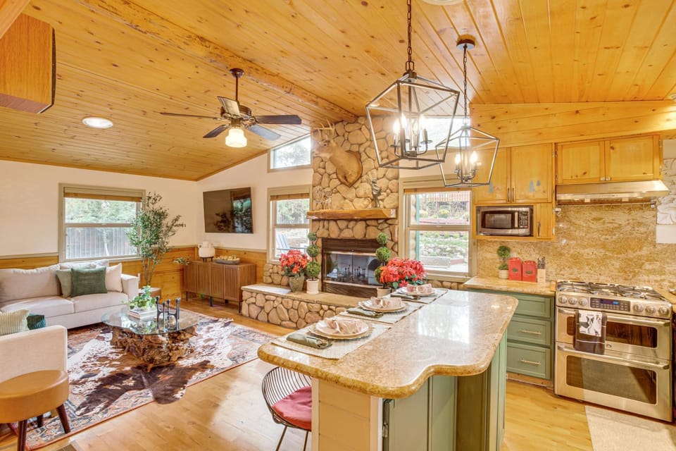 3 Mi to Snow Summit Charming Home with Fenced Yard House in Big Bear