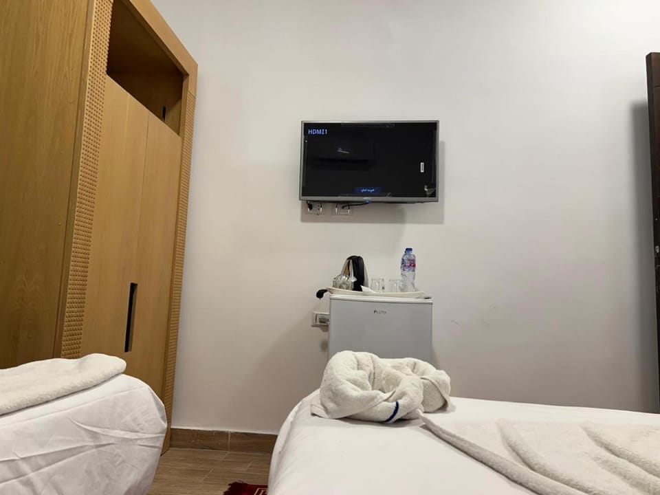Bed, TV and multimedia, Photo of the whole room, Bedroom, towels