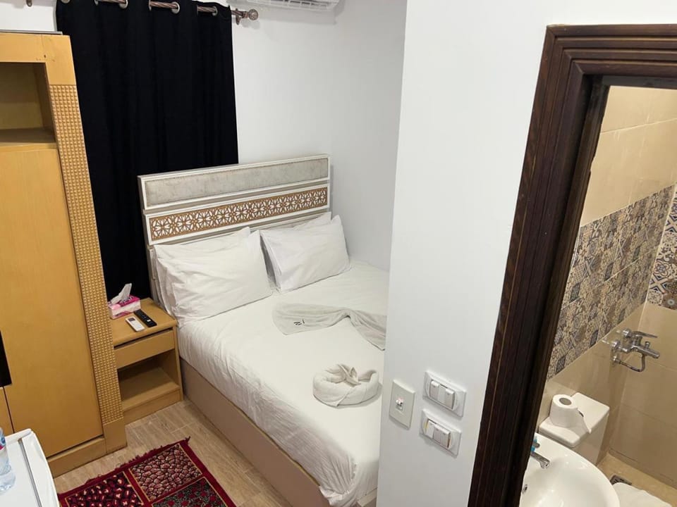 Toilet, Bed, Photo of the whole room, Bedroom, towels