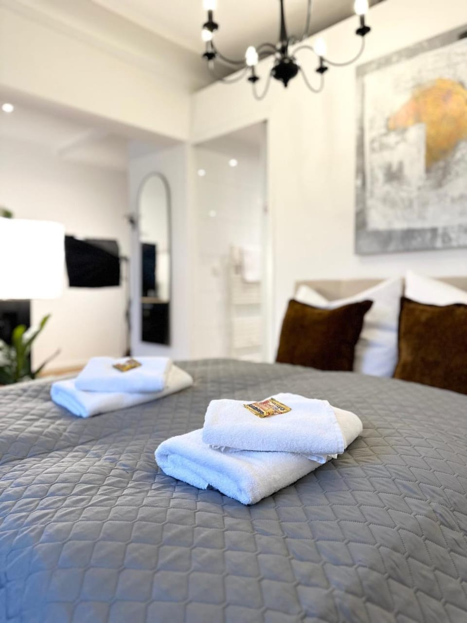 Bed, Living room, towels