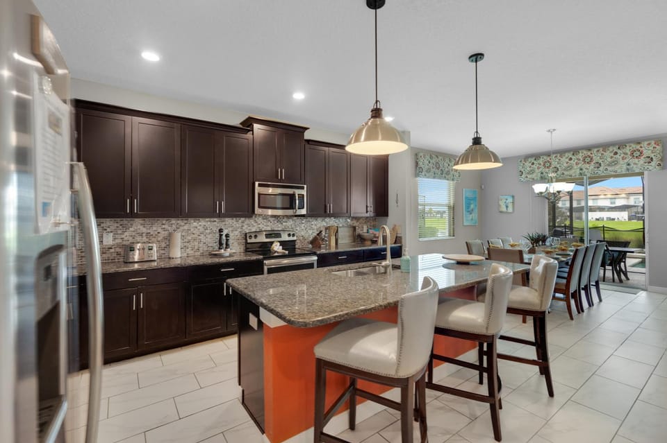 Coffee/tea facilities, Kitchen or kitchenette, Dining area, dishwasher, oven, stove, toaster