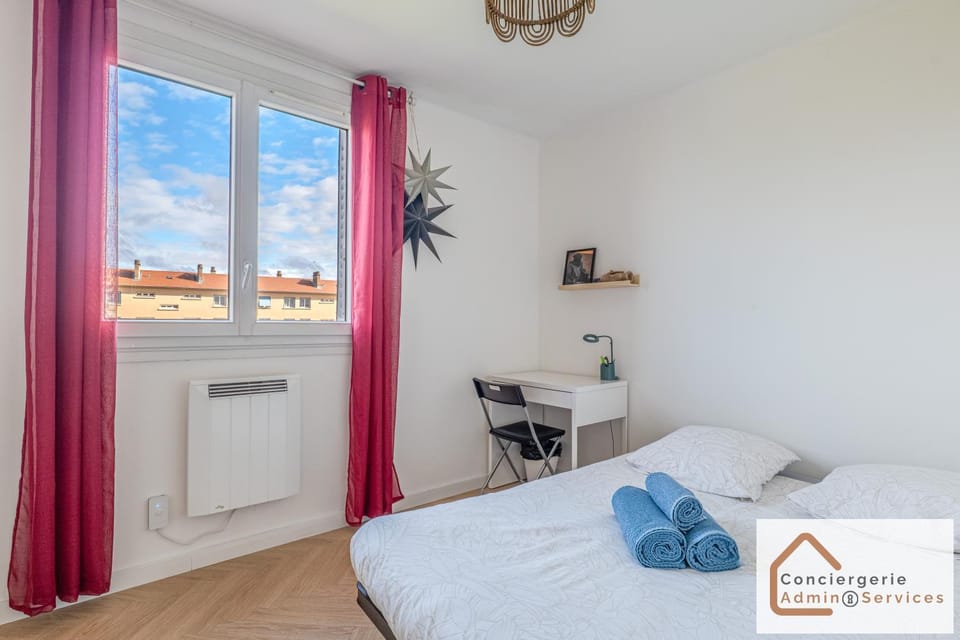 Seating area, Bedroom, heating, towels