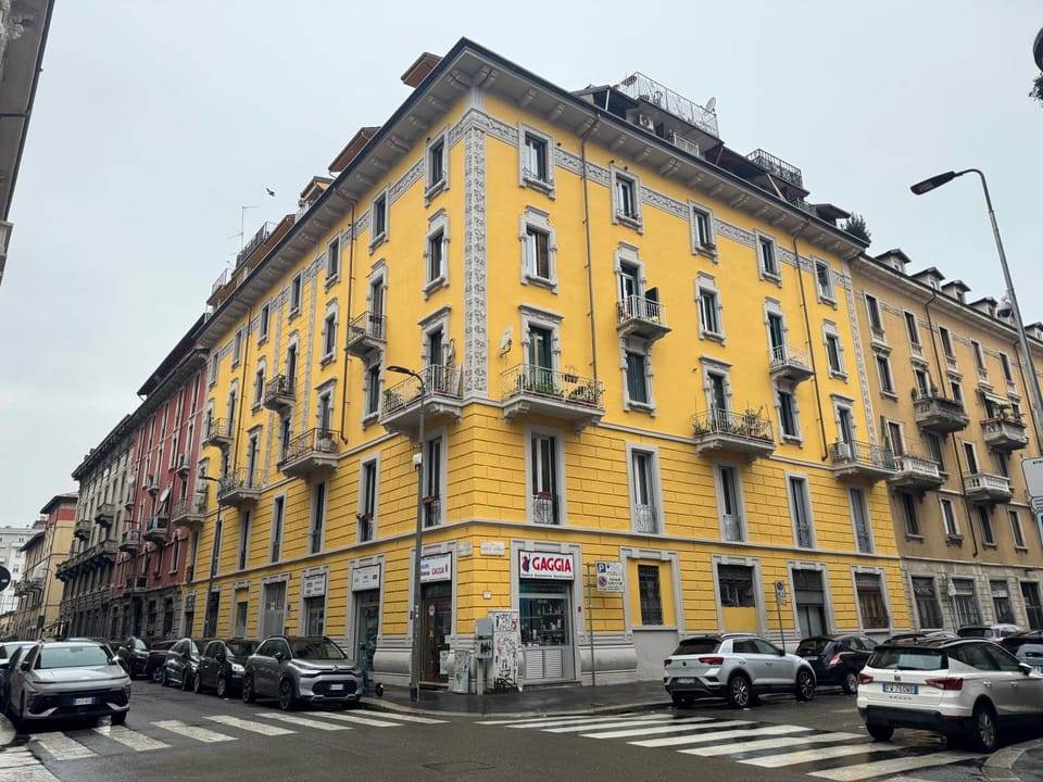 Property building, Neighbourhood, Location