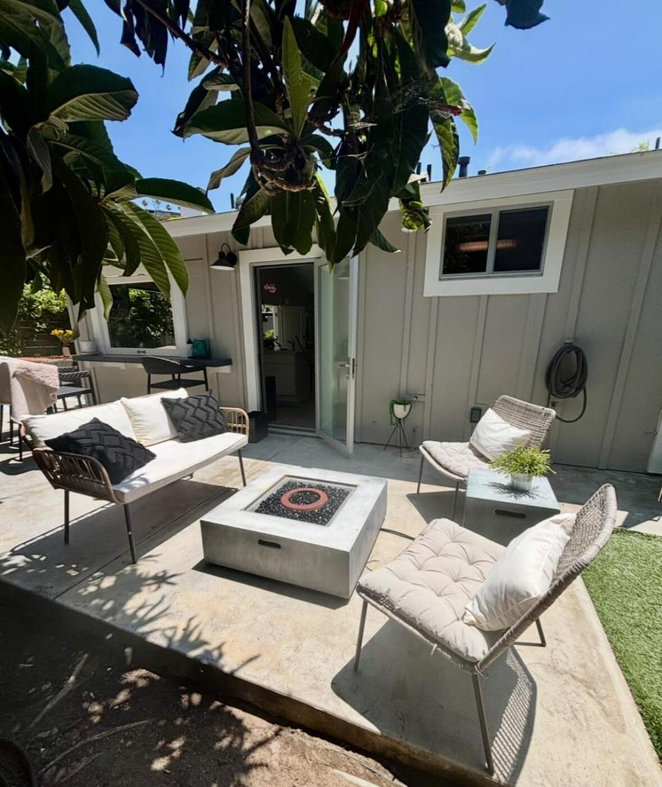 Property building, Patio, Seating area, sunbed