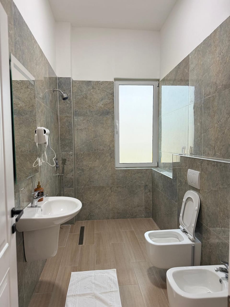 Shower, Toilet, Bathroom, bidet, towels