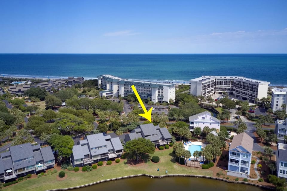 Pelican Watch 8a, Lakefront Villa with Pool and Short Easy Flat Walk to Beach House in South Carolina