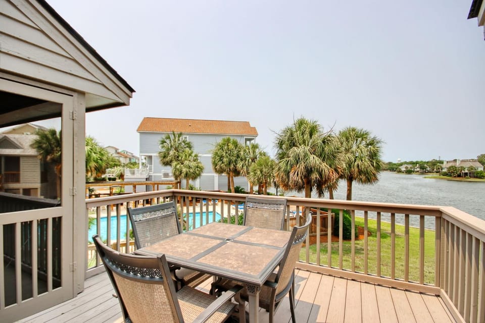 Pelican Watch 8a, Lakefront Villa with Pool and Short Easy Flat Walk to Beach House in South Carolina