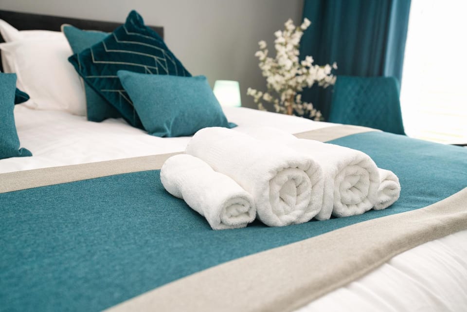 Bed, Photo of the whole room, Bedroom, towels