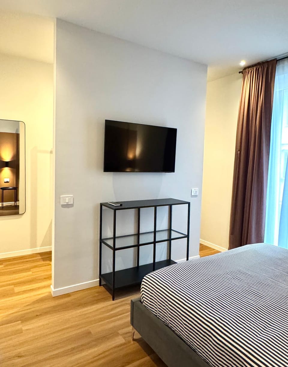 Bed, TV and multimedia, Photo of the whole room, Evening entertainment, Bedroom