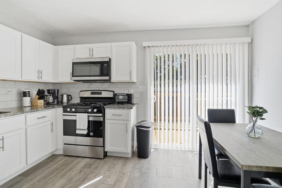 Charming 2-Bedroom Retreat Comfort Meets Style Apartment in Forest Park