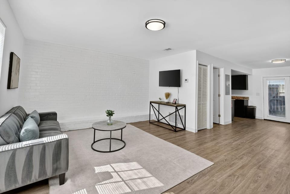 Bright, Spacious 2Bd 25Bt Townhome Interior Apartment in College Park