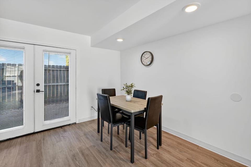 Bright, Spacious 2Bd 25Bt Townhome Interior Apartment in College Park